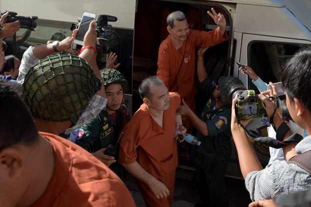 Jailed Cambodian opposition member Meach Sovannara (Top C) is escorted by police officials in front of the appeal court in Phnom Penh, Aug. 23, 2016.