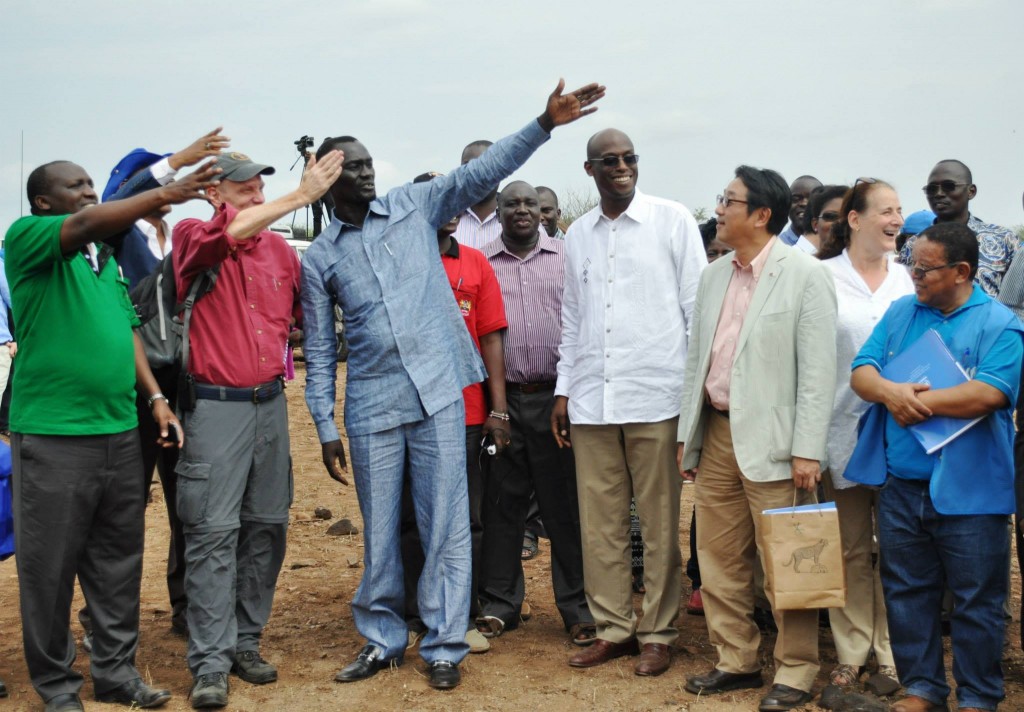 (From left) DRA Commissioner, US ambassador Godec, Governor Nanok, UNHCR Kenya Representative, Japanese Deputy Ambassador Mikio Mori and former UNHCR Kenya Head of Sub-Office, Kakuma at the site of the new camp in Kalobeyei. Photos by UNHCR/Cathy Wachiaya