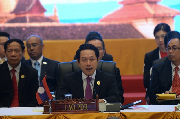 Laos Foreign Minister Saleumxay Kommasith (C) delivers the opening speech at the planary session of the Association of Southeast Asian Nations' (ASEAN) 49th annual ministerial meeting in Vientiane, July 24, 2016.