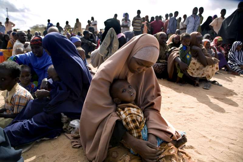 Réfugiés somaliens à leur arrivée dans le camp de Hagadera dans le district de Dadaab au nord-est du Kenya. Les camps de Dadaab sont les plus surpeuplés du monde, hébergeant près de 300 000 réfugiés alors qu'ils sont construits pour en accueillir 90 000