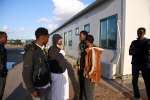 موظف تابع للمفوضية يتحدث مع مجموعة من الصوماليين في موقع السكك الحديدية عن الظروف والاحتياجات.