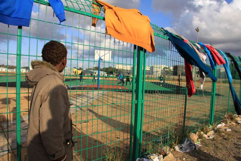 عبدول يشاهد مباراة بكرة السلة في موقع السكك الحديدية. ويتولى صوماليون آخرون رعاية هذا الصبي البالغ من العمر 12 عاماً والذي يريد أن يدرس بالخارج.