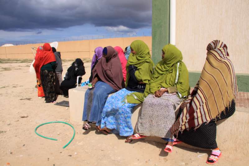 مجموعة من الصوماليات يرتدين ملابس ملونة مختلفة في مركز الاحتجاز في بنغازي، حيث احتجزن بعد القيام برحلة برية طويلة محفوفة بالمخاطر إلى ليبيا.