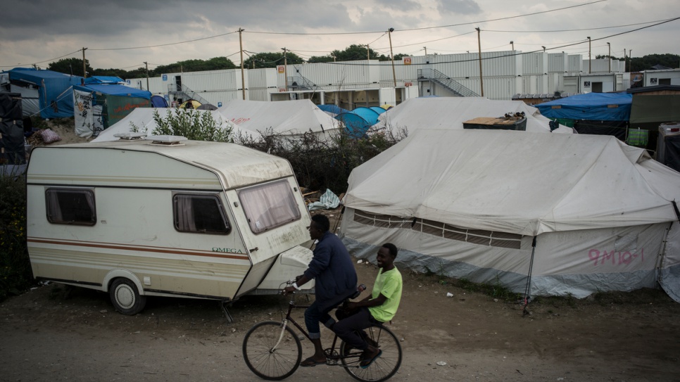 Près de 7000 réfugiés et migrants vivent dans la 'jungle' de Calais. 
