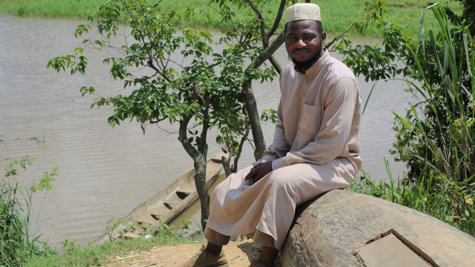 L'Imam Moustapha Mobito, 36 ans, a fui la guerre à Bangui et trouvé refuge à Zongo, une petite ville au bord de la rivière Oubangui. 
