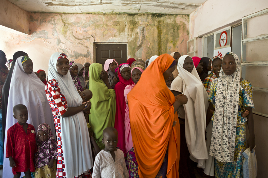 Women queue up with their children in order to see a doctor or a nurse in Gwoza. Many internally displaced persons suffer from dehydration, malaria or pulmonary infections and need rapid treatment. © UNHCR / Helene Caux