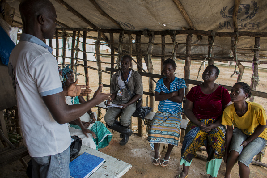 Jocelyn conduct a house-to-house visit to sensitize refugees on family planning issues, diseases and the Ebola virus. UNHCR / Diana Diaz