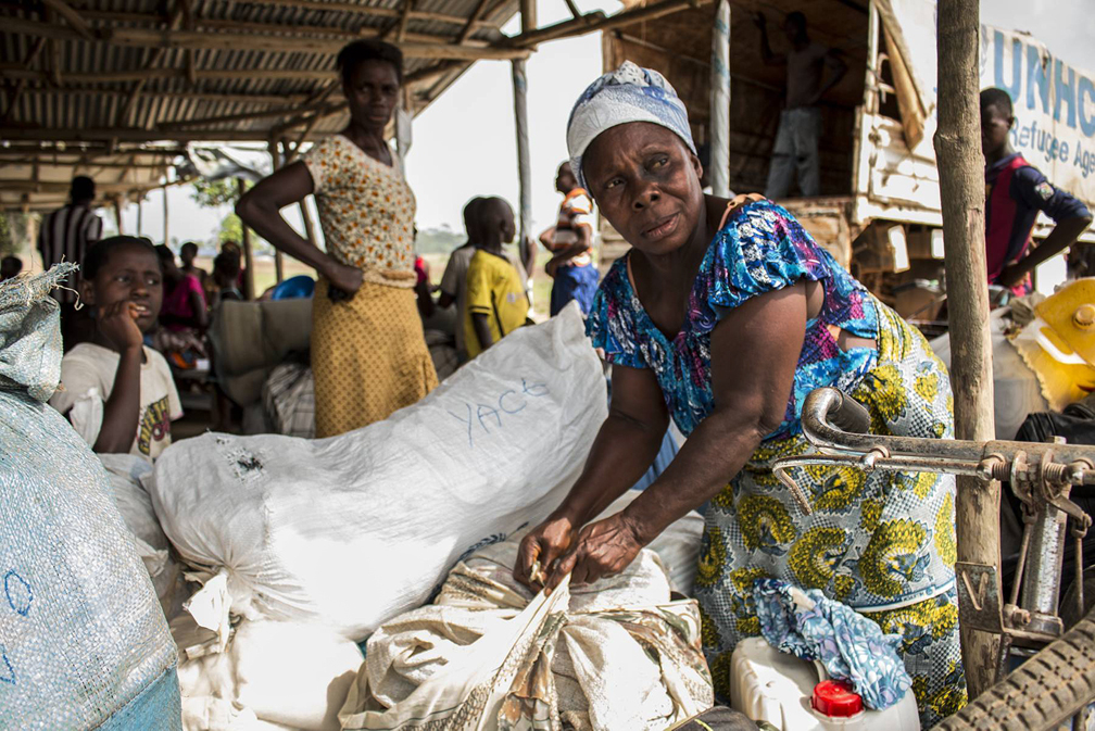 An Ivorian refugee woman prepares her luggage for repatriation. Around 250 Ivorian refugees have signed up to be part of the first return convoys from Little Wlebo, Liberia, to their home villages in Côte d’Ivoire. The governments of Liberia, Côte d’Ivoire and UNHCR have agreed to resume the voluntary repatriation process halted due to the Ebola outbreak in 2014. Some 300,000 persons fled the Ivorian post-electoral violence in November 2010, including more than 240,000 to Liberia. UNHCR / DIANA DIAZ