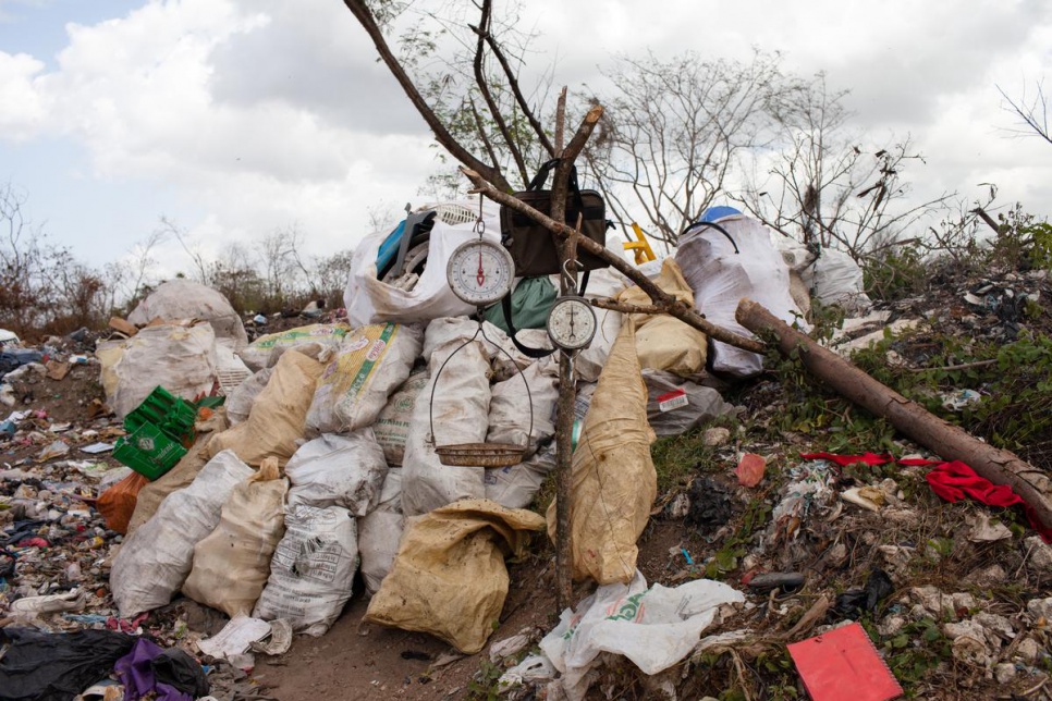 Rudimentary weighing scales at San Pedro de Macoris municipal dump.