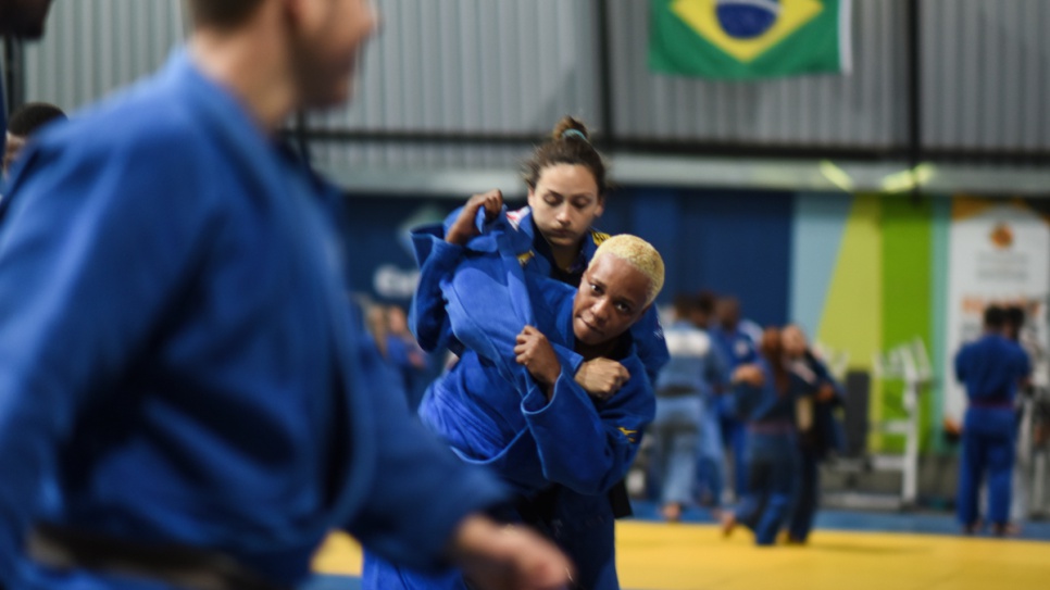 Yolande, back in training, practises with a young Brazilian judo enthusiast.
