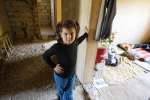 تم استضافة فاطمة وعائلتها في مدينة عرسال بوادي البقاع في لبنان. وتقف الطفلة البالغة من العمر 8 سنوات أمام غرفتها الصغيرة.