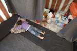 طفل سوري نائم في مساحة تم تخصيصها لعائلته في مسجد في عرسال.