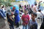 لاجئون سوريون ينتظرون تسجيلهم لدى المفوضية في قرية جب جنين في وادي البقاع.