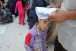 طفل لاجئ يبدو عليه الإنهاك وهو يقف في مركز للتسجيل في وادي البقاع.