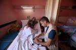 أحد موظفي المفوضية خلال زيارته للاجئة سورية في مستشفى في زحلة بعدما وضعت مولوداً.