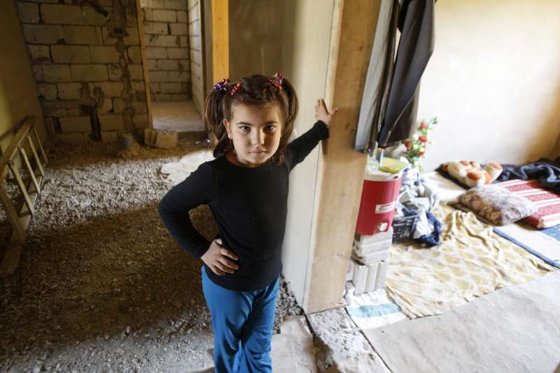 تم استضافة فاطمة وعائلتها في مدينة عرسال بوادي البقاع في لبنان. وتقف الطفلة البالغة من العمر 8 سنوات أمام غرفتها الصغيرة.