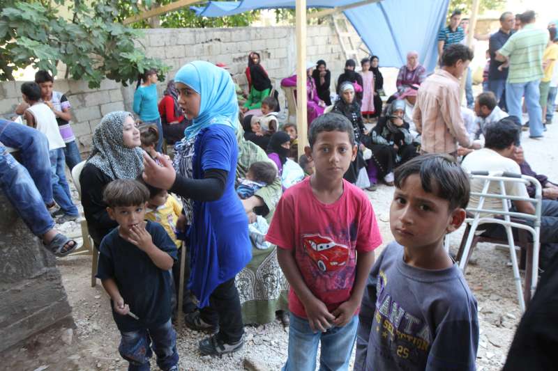 لاجئون سوريون ينتظرون تسجيلهم لدى المفوضية في قرية جب جنين في وادي البقاع.