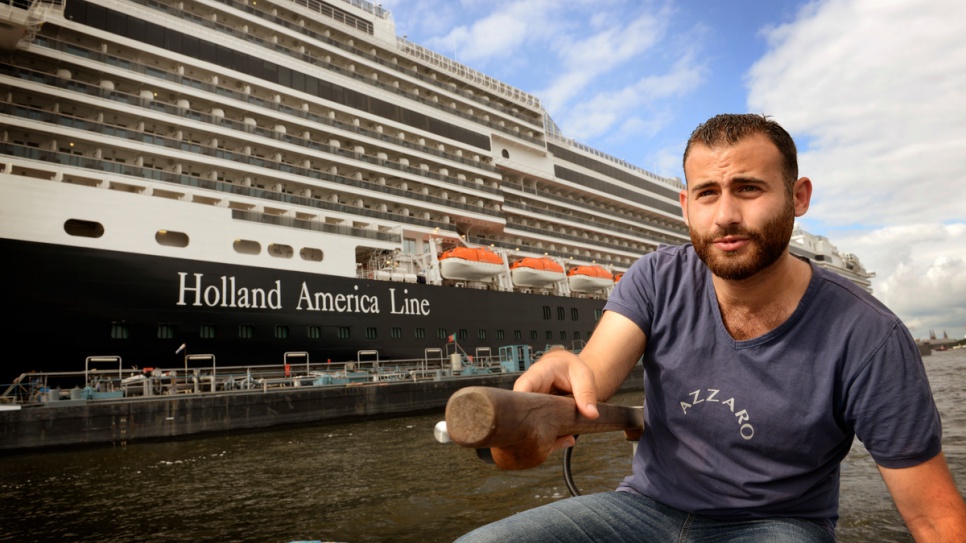 Mohammed Al Masri conduit une visite guidée des canaux d'Amsterdam en expliquant la longue histoire de la ville qui a accueilli un grand nombre de migrants et de réfugiés comme lui. 