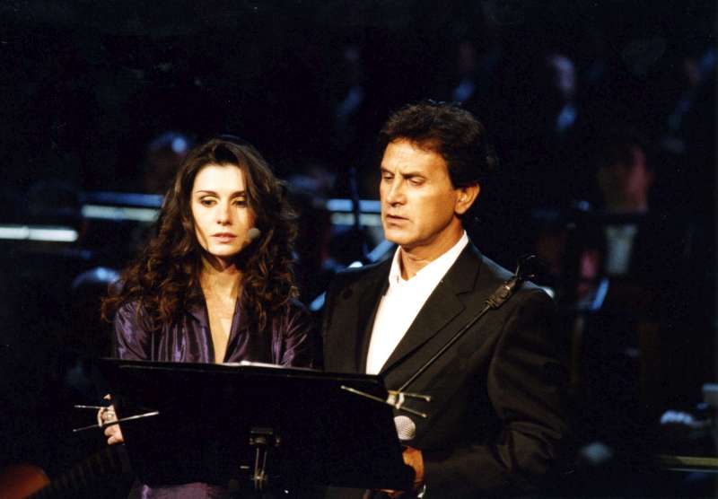 UNHCR Goodwill Ambassador George Dalaras organised two benefit concerts for UNHCR in 2001. Here he performs with French soprano Emma Shapplin in the ancient Herod Atticus Theatre at the foot of the Acropolis.