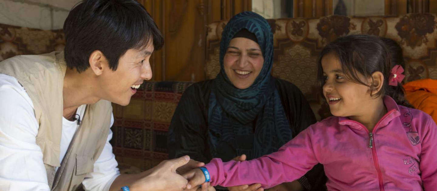 Lebanon. UNHCR Goodwill Ambassador for Korea Jung Woo-Sung meets Deema and 2 daughters
UNHCR Goodwill Ambassador for Korea Jung Woo-Sung meets Deema (31), mother of 5 children, including Rawon (9) and Raneen (4). Deema lost her husband in Syria one year ago and is now struggling as the sole provider of the family.
