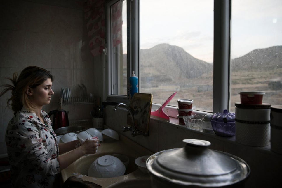 Medya, a Syrian Kurdish refugee living in a low cost apartment block on the edge of Dohuk, KRI prepares rice for a Ramadan iftar.