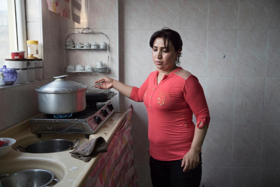 Sarha, a Syrian Kurdish refugee living in a low cost apartment block on the edge of Dohuk, KRI prepares rice for a Ramadan iftar.