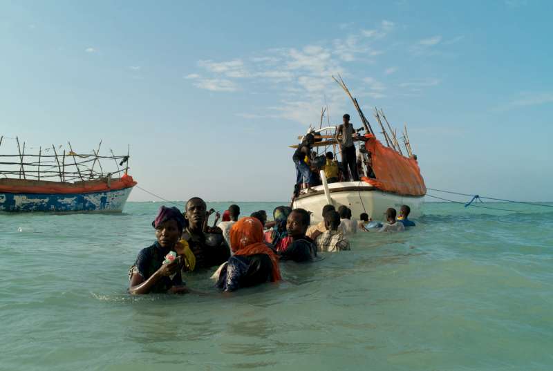SHIMBIRO, SOMALIE - NOVEMBRE 2007
Ces réfugiés somaliens jettent des regards anxieux derrière eux pour essayer d'apercevoir des amis ou des proches restés sur la plage de Shimbiro au moment où ils embarquent sur des bateaux de passeurs en direction du Yémen. Leur destin est scellé. Seuls onze d'entre eux atteindront le Yémen en vie.
