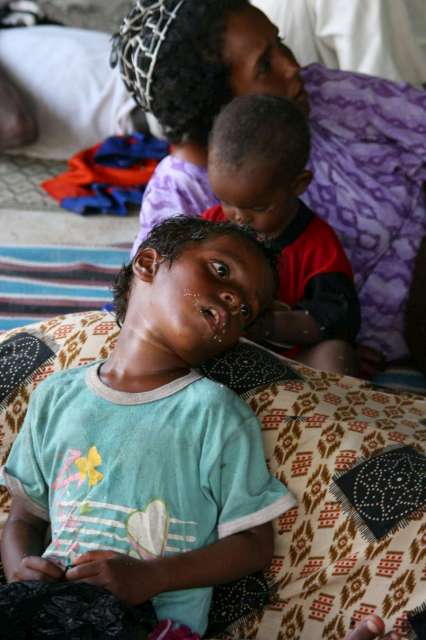 Des survivants en état de choc. Ils ont été secourus après avoir passé huit jours à la dérive sur un bateau de passeurs dans le Golfe d'Aden.