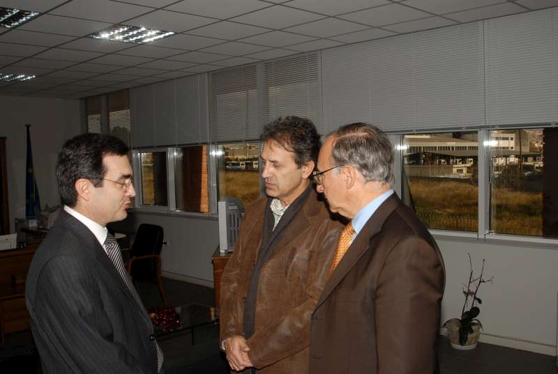 UNHCR Goodwill Ambassador George Dalaras (centre) receives a guided VIP tour of the Athens Aliens Police Directorate. The visit took place on January 3, 2007.