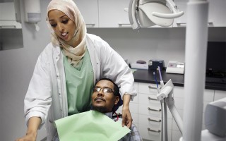 Norway. Swedish Somali dentist uses her experience to help new arrivals to Scandinavia