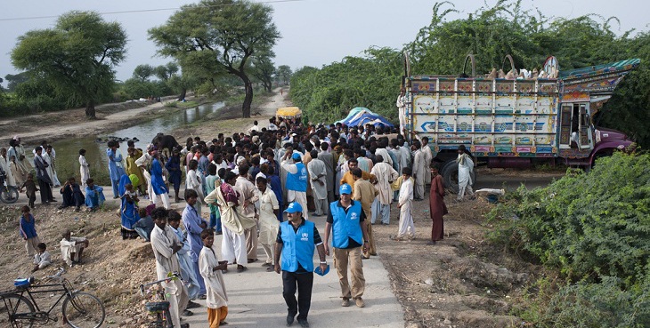 In Badin district, staff organize one of this years first UNHCR distributions of aid supplies for flood victims. UNHCR/ S. Phelps
