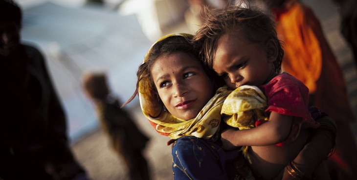 Eight year-old Hori Tloo, holds her 18 month old niece Viji in an emergency relief camp for flood affected communities in Sanghar district, in southern Sindh province. 
UNHCR/S.Phelps