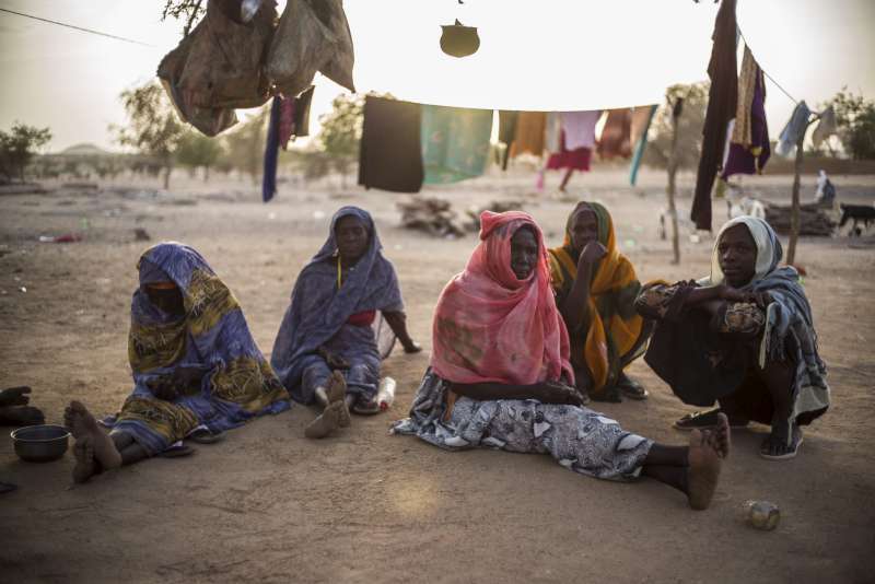  بعض من اللاجئات السودانيات البالغ عددهم خمسين امرأة واللواتي ينمن في العراء كل ليلة في ظل شجرة في إريبا بعد قضاء أيامهن في البحث عن عمل في المدينة. لقد تركن عائلاتهن في المخيمات سعياً لجني ما يكفي من المال لتعويض النقص الذي خلفه تخفيض الحصص الغذائية. يستخدمن بعض أجورهن الزهيدة للمساهمة في وجبات جماعية تتشاركنها مع النساء اللواتي يتعرضن للغش على أيدي مستخدميهن ولا يحصلن على أجر لقاء عملهن. 