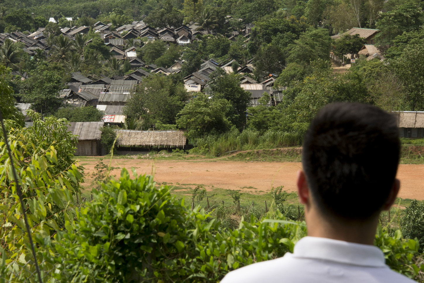 พานิตมองไปยังค่ายผู้ลี้ภัยในจังหวัดราชบุรี