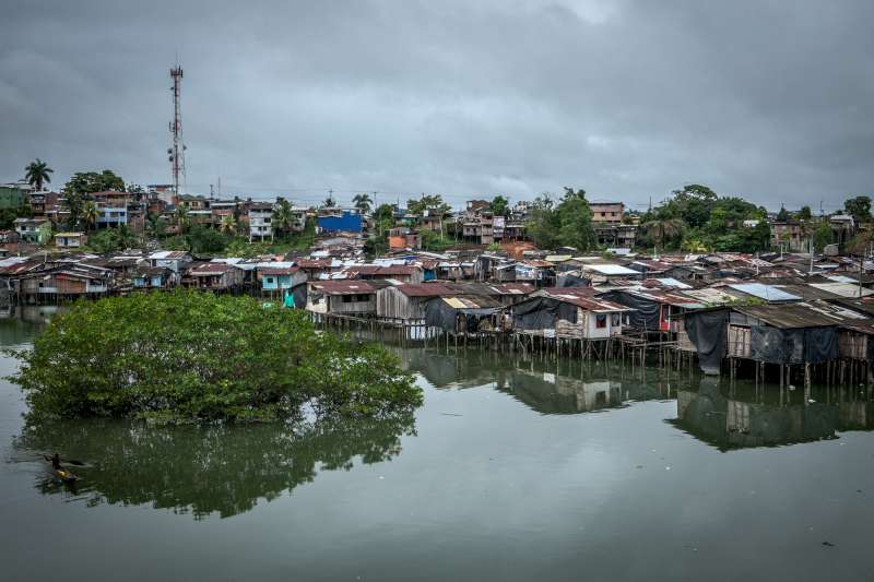 Les plus vulnérables : Les bidonvilles au bord de l'eau sont les zones les plus touchées par la violence et les déplacements. Les femmes et les enfants en sont fréquemment la cible. Selon les chiffres officiels, près de 51 000 personnes à Buenaventura ont été contraintes de fuir leur foyer à cause de la violence armée entre 2011 et 2013. 