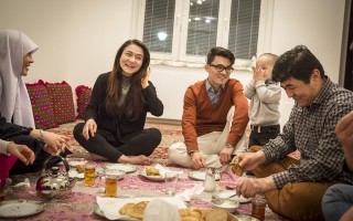 Mojtaba Tavakoli (22) na porodičnoj večeri u roditeljskoj kući u Beču. Na slici su, sa leva nadesno: majka Rehana Rahimi (46), sestra Zahra Tavakoli (17), Mojtaba Tavakoli (22), brat Omid Tavakoli (1) i otac Joma Ali Tavakoli (53). @UNHCR/G.WELTERS