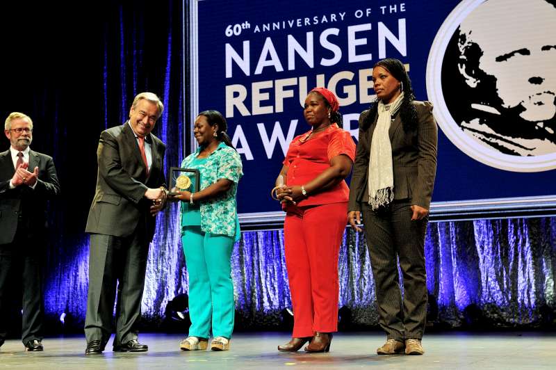 El Alto Comisionado de las Naciones Unidas para los Refugiados, António Guterres, entrega la Medalla Nansen a las representantes de la Red Mariposas de Alas Nuevas Construyendo Futuro. © ACNUR/ Mark Henley