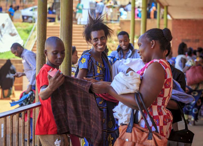 Congolese refugees compare items of clothing donated by UNIQLO, which has now distributed more than 10 million items of clothing through UNHCR. 
