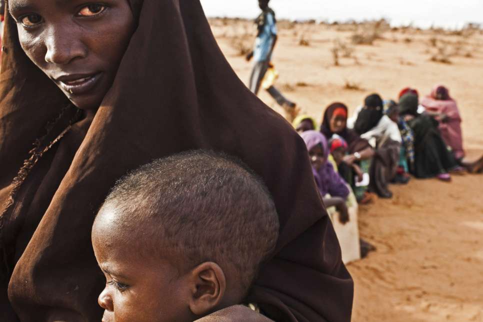 Des réfugiés somaliens attendent en ligne au centre de réception dans le camp d'Ifo à Dadaab, au Kenya.