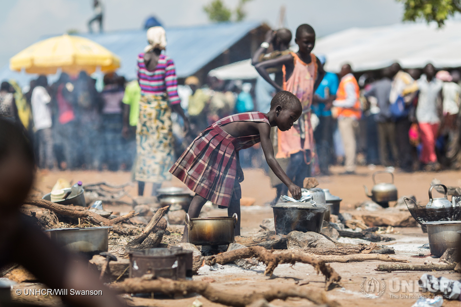 一名來自南蘇丹的難民兒童，在烏干達北部阿朱馬尼(Adjumani)新開設的 Pagarinya 2難民營接待中心內煮食。© UNHCR /Will Swanson