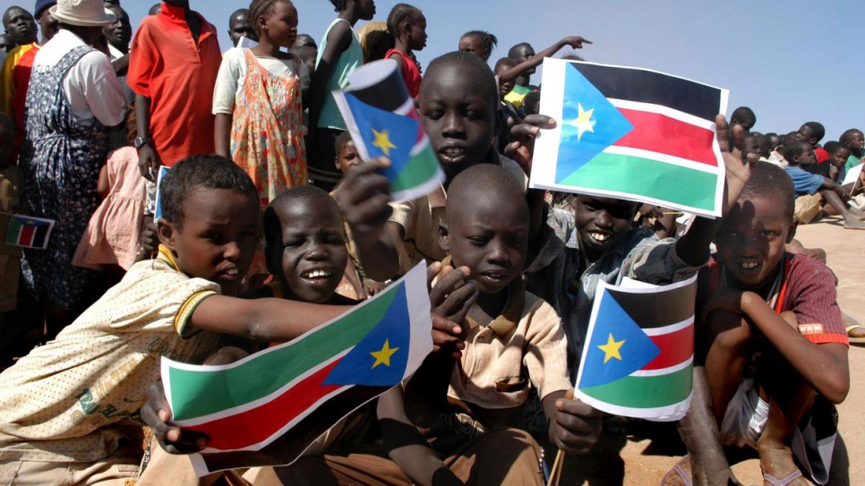 Refugee children prepare to return from Kenya to South Sudan in December 2005, soon after the signing of the Comprehensive Peace Agreement, which led to the nation’s independence in 2011.  © UNHCR/Hélène Caux