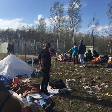 Dispatches: Asylum Seekers Stuck Outside Transit Zones in Hungary