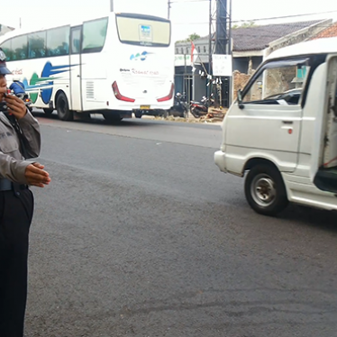 インドネシア：女性警察官に「処女検査」
