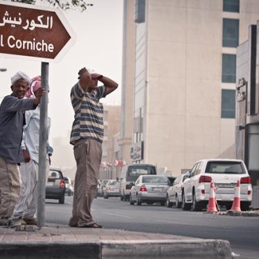 Qatar: Trabajadores migrantes de la construcción enfrentan abusos