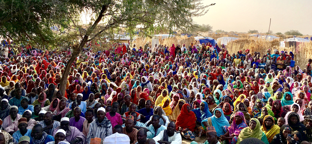 Nigerian refugees gathered to listen to UN High Commissioner for Refugees Filippo Grandi during a last minute stop in Boudoir settlement, in Niger's Diffa region. UNHCR / Dustin Okazaki