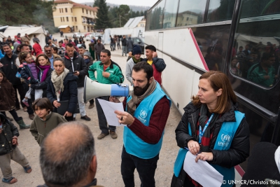 UNHCR staff organizing the relocation of a large Yazidi population of around 1100 people  © UNHCR/Christos Tolis