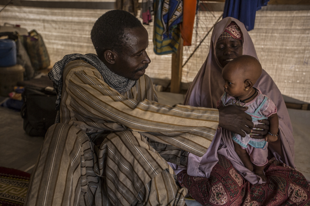 Hawali Oumar visits his mother after fishing, and plays with one of his nieces. © UNHCR / Oualid Khelifi