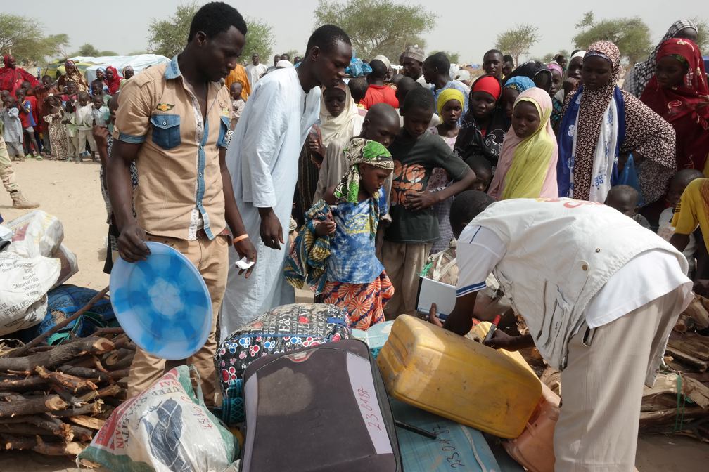 Nigerian refugees prepare their luggage in Garin Wanzam site with the help of aid workers before traveling in convoy to Sayam Forage refugee camp. © UNHCR / Ibrahim Abdou
