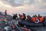 Au coucher du soleil, un groupe de réfugiés, Syriens pour la plupart, arrive sur l'île grecque de Lesbos après avoir traversé la mer Égée à partir de la Turquie.