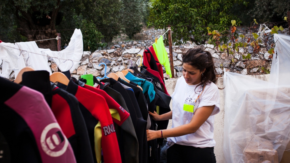 Sarah vérifie les combinaisons et les équipements de l'organisation de recherche et de sauvetage où elle fait du bénévolat en Grèce. 